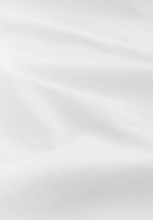 Weißer Stoff mit glatter Textur, leichtem Glanz und dynamischen Falten. Einheitliche Farbe ohne Muster oder sichtbare Hardware-Details.