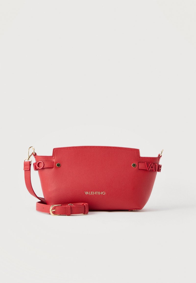 Δερμάτινη τσάντα ώμου Red Valentino με χρυσό λογότυπο, ρυθμιζόμενο λουράκι και εξαρτήματα σε χρυσό τόνο, σε απλό λευκό φόντο.