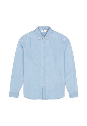 Lichtblauw denim overhemd met lange mouwen, een button-down kraag en witte knopen, platgelegd op een witte achtergrond.