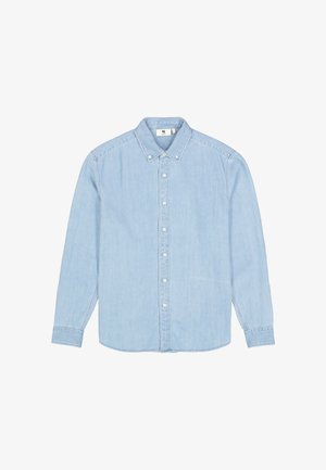 Lichtblauw denim overhemd met lange mouwen, een button-down kraag en witte knopen, platgelegd op een witte achtergrond.