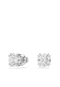 Boucles d'oreilles clous en diamant taille ronde montées sur métal blanc avec fermoir papillon sur fond blanc.