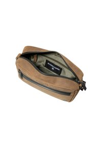 Borsa in pelle marrone con finitura testurizzata, dotata di apertura con zip che rivela un interno verde e un'etichetta con il marchio "Strellson".