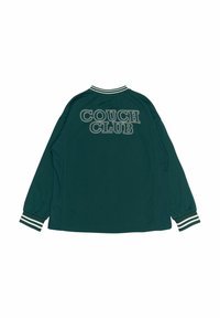 Cămașă verde cu mânecă lungă, cu text alb "COUCH CLUB" pe spate. Are guler bordat și manșete cu dungi. Textură de țesătură fină.