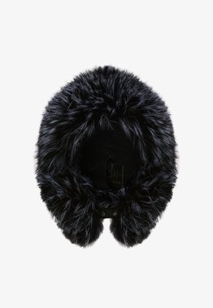 Crni ovratnik od umjetnog krzna s mekim, teksturiranim vanjskim slojem, koji ima glatku unutrašnjost i crne kopče za zatvaranje. Okretni dizajn.