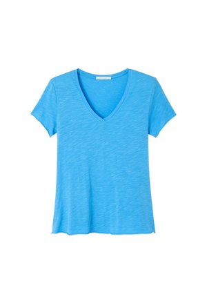 Lichtblauw T-shirt met korte mouwen en een v-hals. De stof oogt zacht met een subtiele textuur. De pasvorm is relaxed en licht uitlopend bij de zoom.