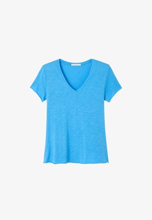 Lichtblauw T-shirt met korte mouwen en een v-hals. De stof oogt zacht met een subtiele textuur. De pasvorm is relaxed en licht uitlopend bij de zoom.