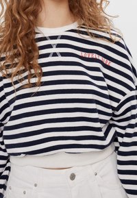 Felpa a righe navy e bianche con scollatura arrotondata, dotata di scritta ricamata rossa "LOVELY BABE" e dettaglio testurizzato sul collo.