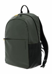 Sac à dos rembourré vert avec une texture lisse, base noire, poche zippée à l'avant, sangles ajustables et poignée supérieure. Design minimaliste.