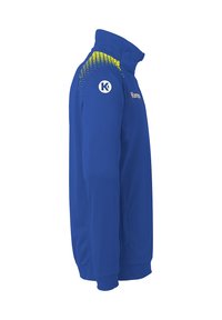 Blå sportsjakke lavet af glat stof, har en høj krave, gule gradient accenter og et hvidt logo på venstre skulder.