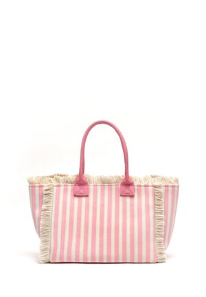 Vaaleanpunainen ja kerma valkoinen raidallinen kestokassi, jossa on kaksi vaaleanpunaista kantokahvaa ja kermanvärinen hapsureunus yläreunassa ja etupaneelissa.