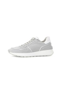 Grijze sneakers van suede met een gladde afwerking, met een witte rubberen zool, ronde neus en een klassieke vetersluiting.