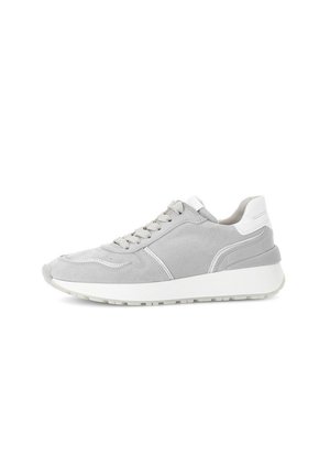 Grijze sneakers van suede met een gladde afwerking, met een witte rubberen zool, ronde neus en een klassieke vetersluiting.