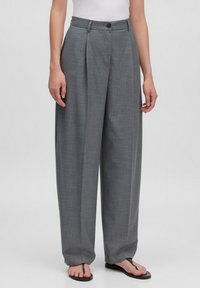 Graue, hochtaillierte Hose mit Falten, aus strukturiertem Stoff. Mit einem Knopfverschluss und breiten, geraden Beinen.