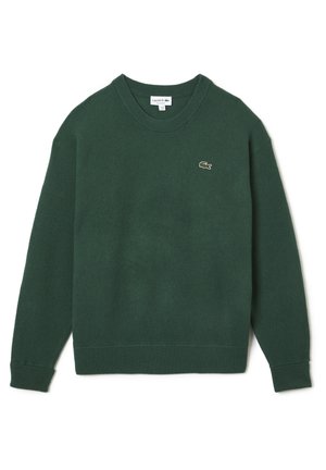 Ciemnozielony sweter z okrągłym dekoltem, długimi rękawami i małym haftowanym logo krokodyla Lacoste po lewej stronie klatki piersiowej.