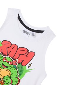 Canottiera bianca con bordi neri che presenta un grafico di un personaggio tartaruga verde e il testo "RAPH" in rosso brillante, con accenti verdi.