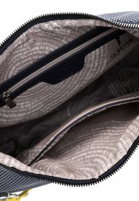 Borsa in tessuto navy con interno foderato a motivo chiaro, dotata di tasca con zip e scomparti multipli per l'organizzazione.
