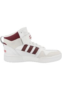 Zapatillas altas blancas con acentos en granate, con parte superior de suede y cuero, diseño con cordones y tira de sujeción. Branding de adidas visible.