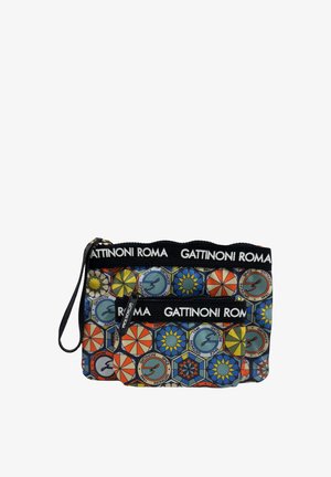 Borsetta con motivo esagonale colorato e cinturino per polso, con etichetta "Gattinoni Roma", caratterizzata da disegni geometrici in blu, giallo, rosso e bianco.