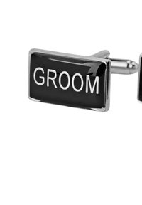 Svarta rektangulära manschettknappar med silverbokstäver som stavar "BRUDGUM." Slät yta, polerade metalldelar och en klassisk design.