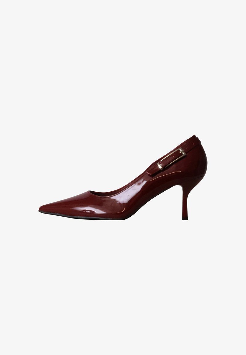 Chaussure à talon haut pointu rouge foncé brillant avec talon fin et bride à boucle à l'arrière.