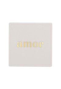 Kvadratisk, blek rosa keramikskål med glänsande yta; präglad guldig text "amor" i mitten; dekorativ kant runt kanterna.