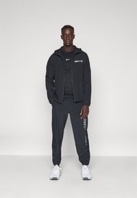 Nike Performance FORM PANT - Pantalones deportivos - black/metallic silver