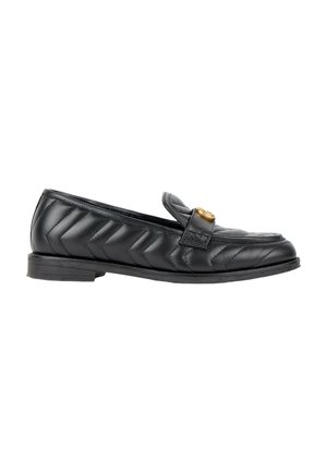 Mocassin en cuir noir avec couture en chevron, semelle plate et boucle circulaire dorée sur la bride supérieure.