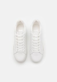 Białe tenisówki z górną częścią ze gładkiej skóry, okrągłym noskiem, teksturowaną podeszwą i systemem sznurowania. Ozdobione logo MK na języku.