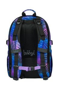 Zaino con un motivo di foglie di palma blu e viola, schiena in rete nera, spallacci regolabili e manico superiore. Cuciture rinforzate visibili.
