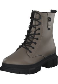Botín con cordones en sintético de cuero gris claro, con cordones negros, suela de goma negra gruesa y una banda de acento lateral.