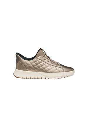 Baskets matelassées dorées métalliques avec une semelle épaisse blanche et un col rembourré noir, vues de côté sur fond blanc.