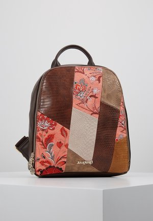 Rygsæk med patchwork-design i brune, beige og lyserøde blomster- og tekstur mønstre, med et top håndtag og en front lynlåslomme.