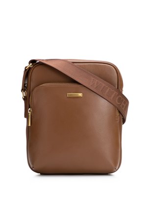 Bruine leren crossbodytas met voorvak met rits en bijpassende verstelbare band met gegraveerde merknaam.