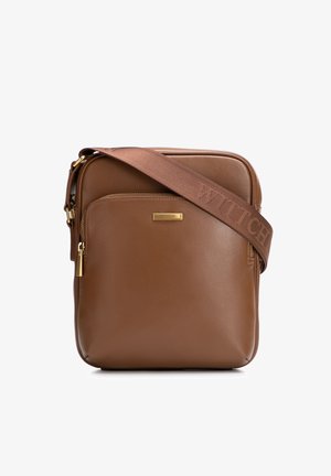 Bruine leren crossbodytas met voorvak met rits en bijpassende verstelbare band met gegraveerde merknaam.