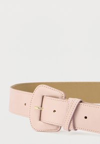 Φωτεινή ροζ δερμάτινη ζώνη με ραμμένη ορθογώνια αγκράφα καλυμμένη και χρυσό ακίδα, απλωμένη οριζόντια σε απλό λευκό φόντο.