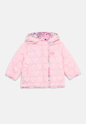 Veste matelassée rose pour tout-petit avec coutures en forme de cœur, capuche, poches latérales et doublure intérieure colorée et à motifs.