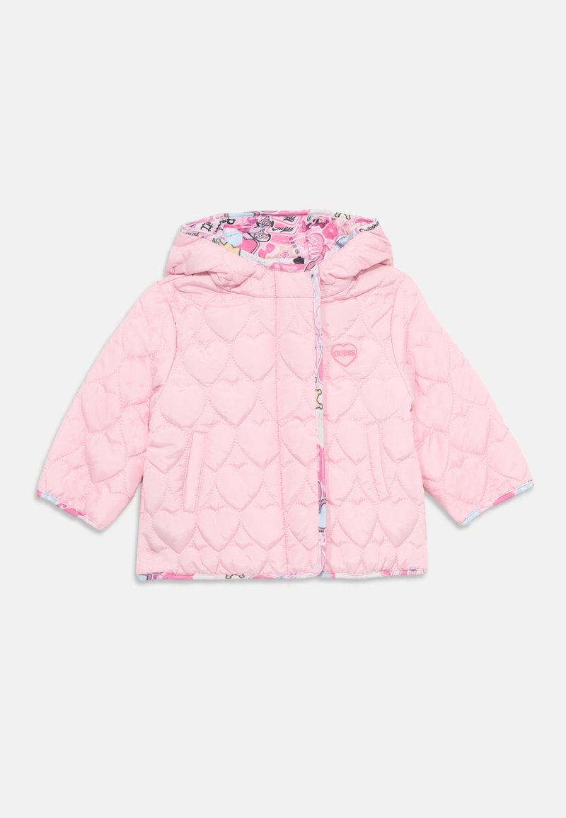 Veste matelassée rose pour tout-petit avec coutures en forme de cœur, capuche, poches latérales et doublure intérieure colorée et à motifs.