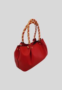Borsa a mano in pelle rossa con design plissettato, dotata di manici intrecciati in rosso e crema, e dettagli dorati sui lati.