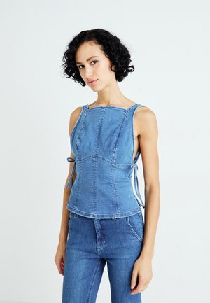 Denim mouwloze top met een vierkante halslijn, zijkrampen en een aansluitende pasvorm. Het materiaal is in een lichtblauwe wassing met zichtbare stiksels.