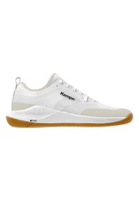 Zapatilla deportiva blanca hecha de malla y goma, con una suela de goma texturizada, sutiles acentos en gris claro y un logo en el costado.