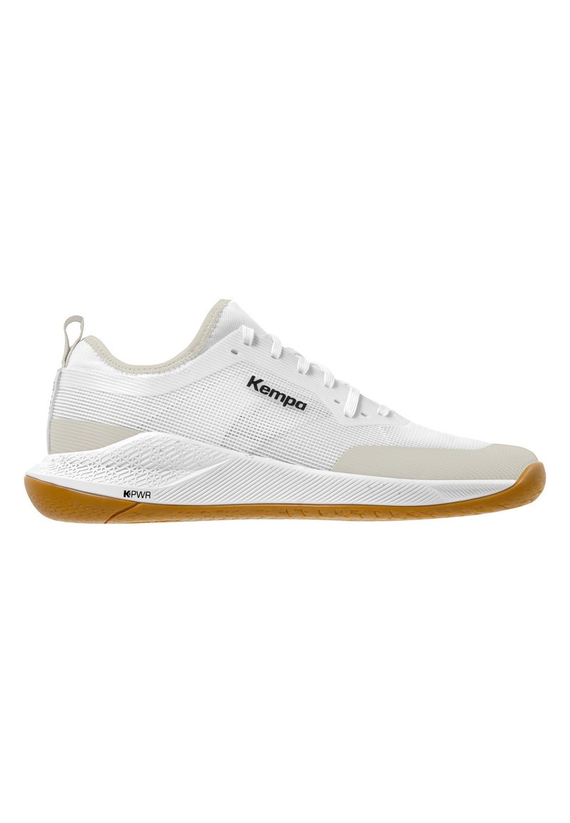 Zapatilla deportiva blanca hecha de malla y goma, con una suela de goma texturizada, sutiles acentos en gris claro y un logo en el costado.