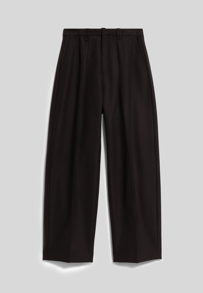Pantalon noir sur mesure avec passants de ceinture, poches latérales et jambes droites sur fond gris clair.