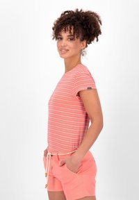 Koraal gestreepte t-shirt met korte mouwen en een ronde hals, gecombineerd met koraalkleurige shorts met een trekkoord en kralenaccenten.