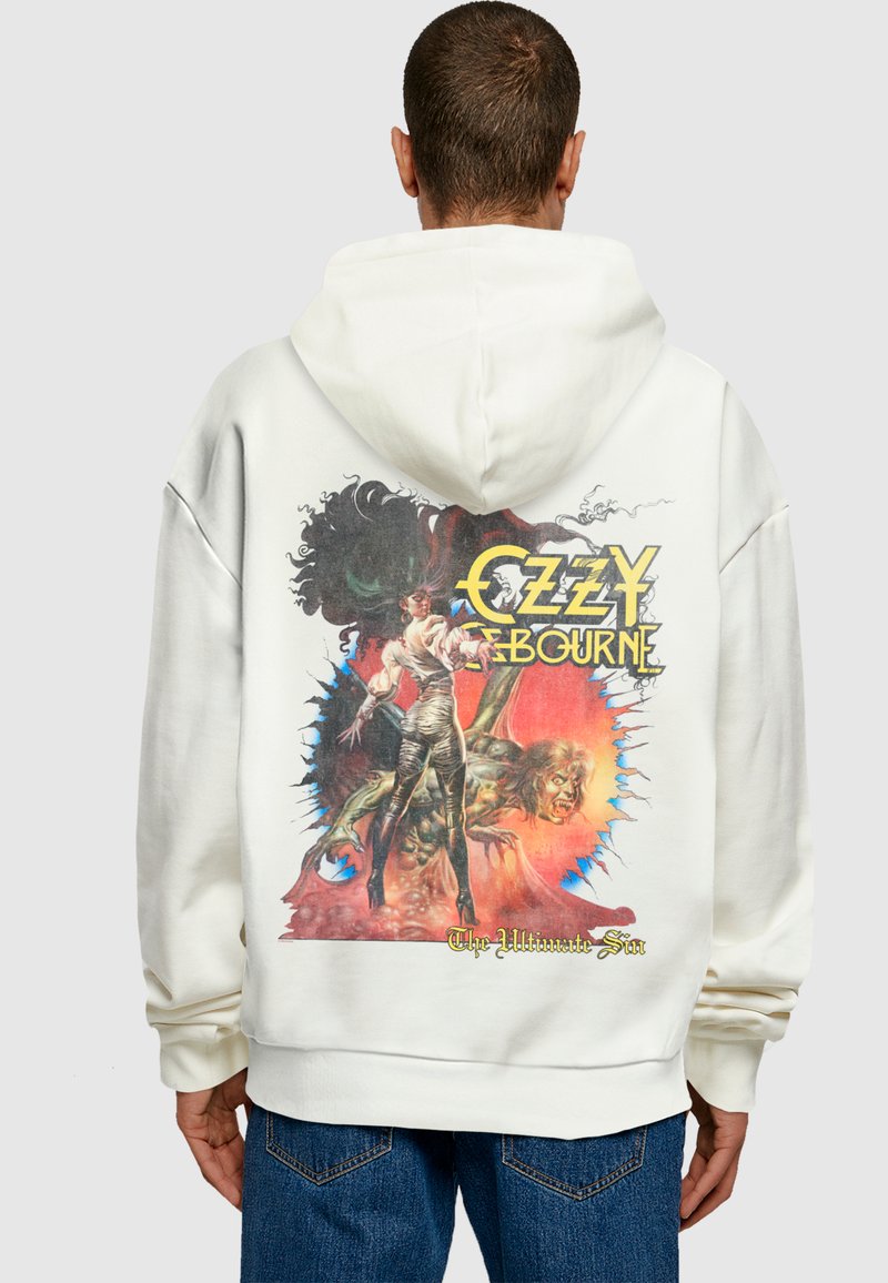 Witte hoodie met een kleurrijke grafiek op de achterkant, die een figuur met zwart haar en een demonachtig wezen afbeeldt, met de tekst "Ozzy Osbourne".
