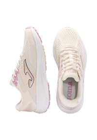 Zapatillas deportivas beige con tejido de malla, acentos en rosa, suela acolchada y un logo negro en el lateral. Los cordones son de color crema.