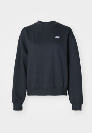 Sweatshirt noir en col rond en tissu mélangé coton. Présente un col et des poignets côtelés, avec un petit logo blanc sur la poitrine.