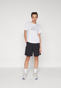 The North Face MOUNTAIN ATHLETICS FLEX TEE - Majica kratkih rukava s printom - white