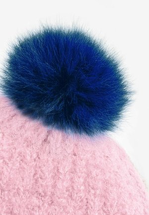 Roosa kootud peapael, millel on suur sinine vale karv palli. Tekstuur on pehme ja koheline, mis lisab kuue ümarale kujule dimensiooni.