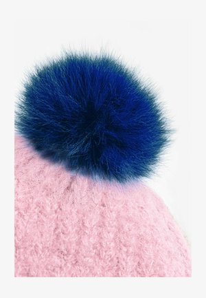 Roosa kootud peapael, millel on suur sinine vale karv palli. Tekstuur on pehme ja koheline, mis lisab kuue ümarale kujule dimensiooni.