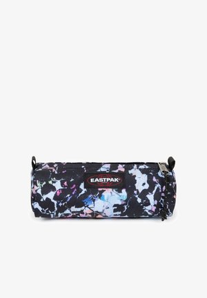 Schwarzes zylindrisches Etui mit einem bunten abstrakten Muster in Blau, Pink und Weiß. Verfügt über einen Reißverschluss und ein Eastpak-Logo.